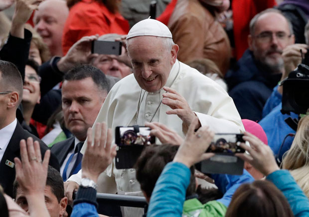 ЖЕСТОКЕ ОПТУЖБЕ БИВШЕГ ВИСОКОГ ЗВАНИЧНИКА ВАТИКАНА: Папа знао за злостављање, нека поднесе оставку