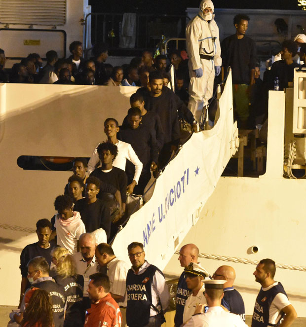 НАПАДИ НА ЕУ СУ АУТОГОЛ! Европски комесар за миграције Димитрис Аврамопулос грди Италију и упозорава