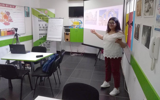 ТУНИШАНКА ПРЕДАЈЕ ЕНГЛЕСКИ: Марием Јха (23), која ради у клубу младих у Крушевцу, прихватила обичаје