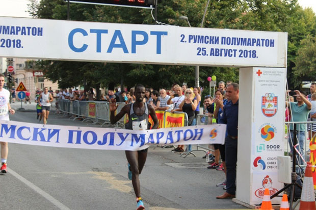 ПОДРШКА ТРКАЧИМА НА ПЛУС 30: Уз учешће великог броја атлетичара и рекреативаца у Руми одржан други полумаратон