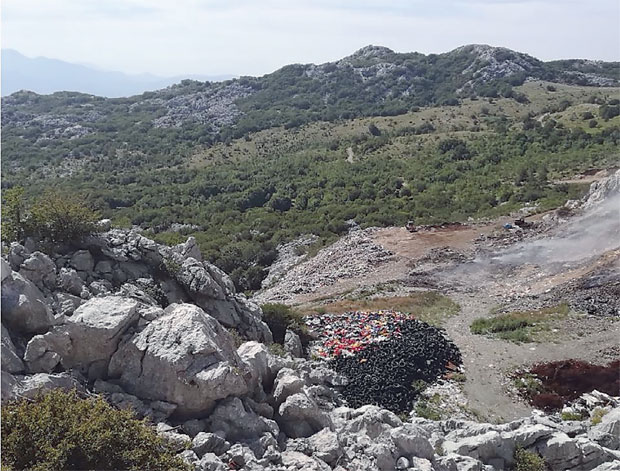 НА ДЕПОНИЈИ И ДАЉЕ ЖАР ТИЊА: Мештани Убала најавили блокаду Тисове греде ако до 1. септембра надлежни не угасе дим