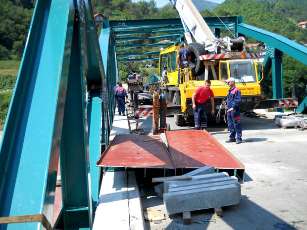 СЛИЧНОСТ ЋУПРИЈЕ САМО У ЛУКОВИМА: У Фочи се интензивно гради нови мост, уместо Карловог из 1882. године
