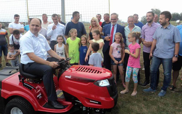 САД ЈЕ ТЕРЕН РАВАН КАО ТЕПИХ: ФК Млади Крајишник из Кукуља добио косилицу