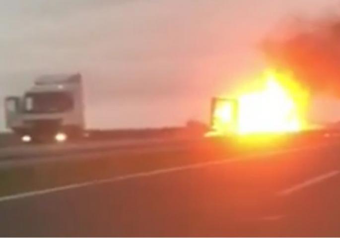 Гори приколица насред пута код Руме: Густ дим омета саобраћај (ВИДЕО) 