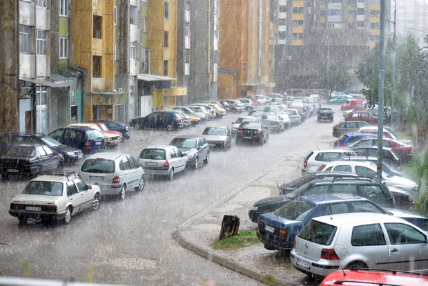 ДРАМА У НИШУ: Невреме срушило терасу, пао бетонски блок са 16. спрата стамбене зграде (ВИДЕО)