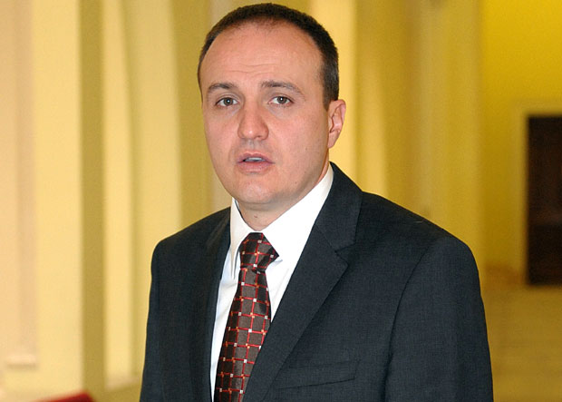 Шпијунка: Дејанова слатка сецесија