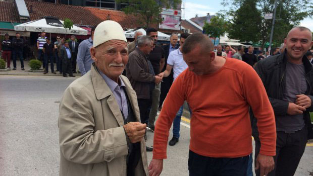 ДЕМОНСТРАЦИЈЕ НА ВЕЛИКУ ГОСПОЈИНУ: Албанци протестују, не желе расељене Србе у Ђаковици