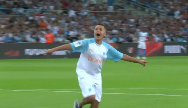 ДЕЧАК НИЈЕ МОГАО ДА ОДОЛИ: Требало је само да изведе почетни ударац, али га је повукла атмосфера (ВИДЕО)