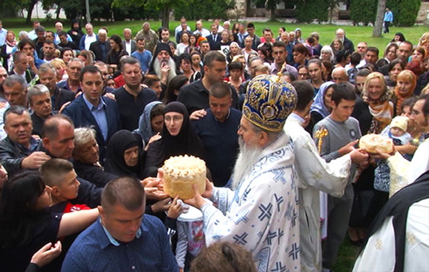 ОБЕЛЕЖАВАЊЕ ВЕЛИКЕ ГОСПОЈИНЕ У ЂАКОВИЦИ: После 19 година колач сечен без Срба