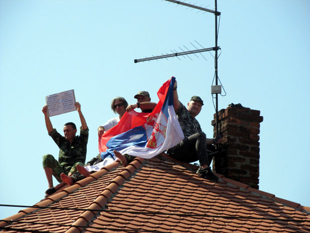 НЕСВАКИДАШЊИ ПРОТЕСТ РЕЗЕРВИСТА: Преко крова до струје