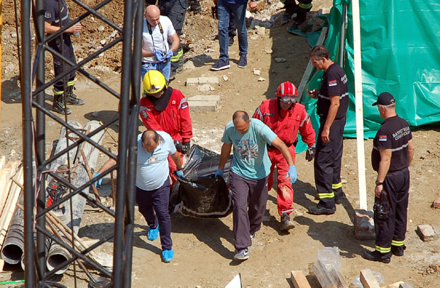 РОЂЕНИ БРАТ СВЕДОК ТРАГЕДИЈЕ: Зид се обрушио на радника, тело извучено после четири сата (ФОТО+ВИДЕО)