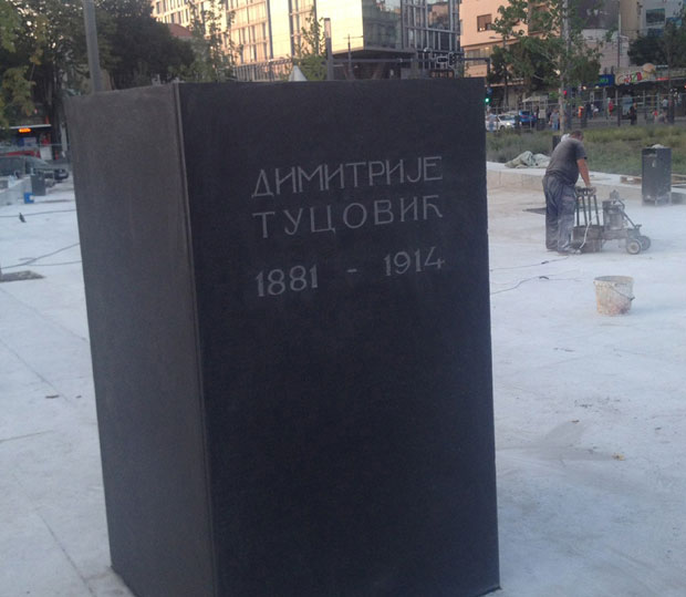 Постамент чека бисту Туцовића