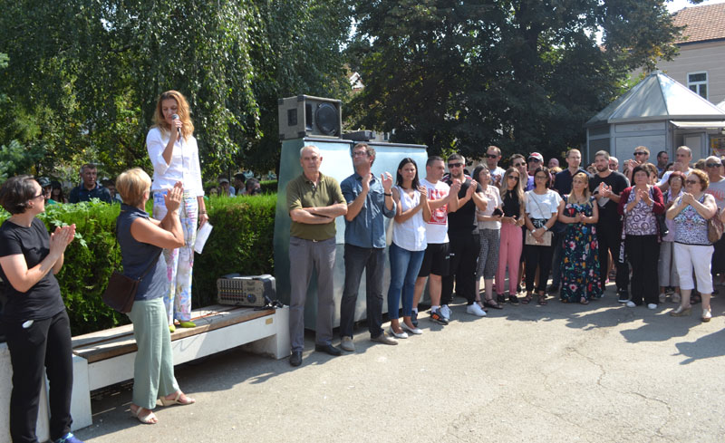 НАСТАВУ СЕЛЕ У ПОДРУМ: У Куршумлији протест због припајања две школе из Подујева