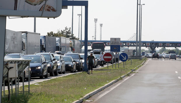 ГУЖВЕ НА ГРАНИЦИ: На Батровцима и Хоргошу теретњаци чекају 6 сати
