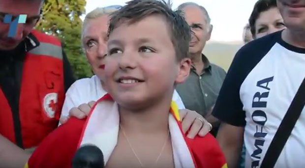 ПОГЛЕДАЈТЕ ЧУДО ОД ДЕТЕТА: Дечак из Охрида пливао осам сати по невремену, упркос болести! (ВИДЕО)