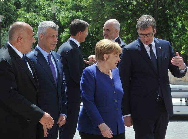 НЕМЦИ НИ ДА ЧУЈУ О ПОДЕЛИ КОСОВА И ЗАМЕНИ ТЕРИТОРИЈА: Рампа Меркелове на пут Србије у ЕУ, уколико буде промене граница