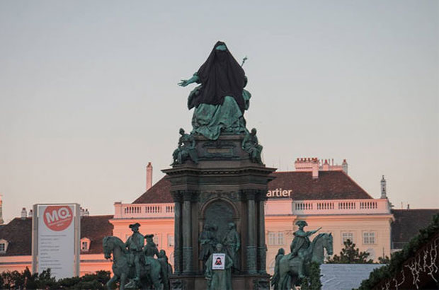 УЛТРАДЕСНИЧАРИ СВЕ ЈАЧИ НА ЗАПАДУ: Неће Марију Терезију одевену у никаб