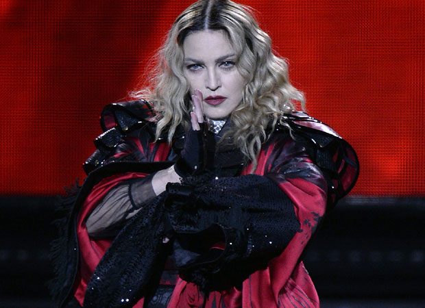 МАДОНА У ПРОЗИРНОМ ВЕШУ ИСПРЕД ОГЛЕДАЛА: Фотографије које су запрепастиле све