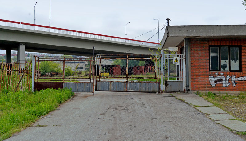 УЖАС У РАКОВИЦИ: Човек скочио са моста, тело пронађено у кругу фабрике ИМР