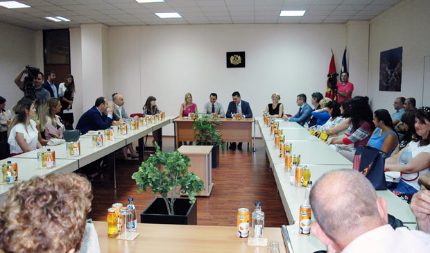 Даровали уџбенике и прибор првацима