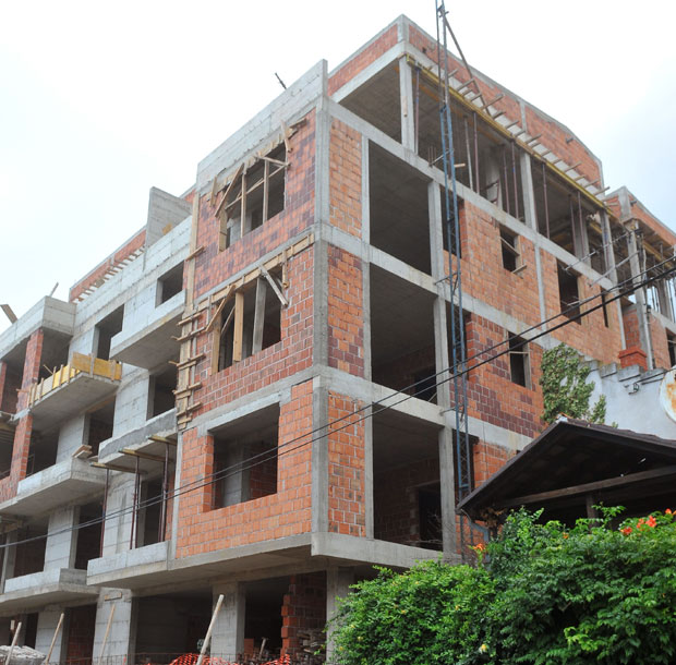 Преминуо младић (20) који је пао са зграде на Звездари