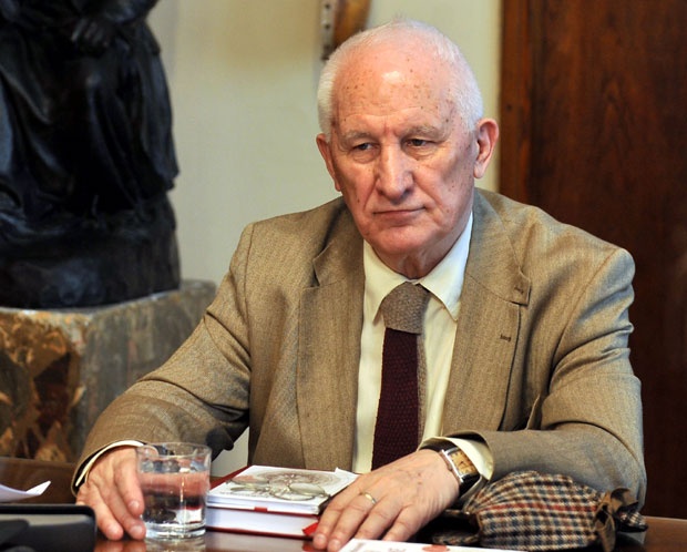 ЦРНОГОРЦИ ХТЕЛИ ДА УЋУТКАЈУ МАТИЈУ БЕЋКОВИЋА: Ој свијетла мајска зоро, ломљење звучника, сузавац...