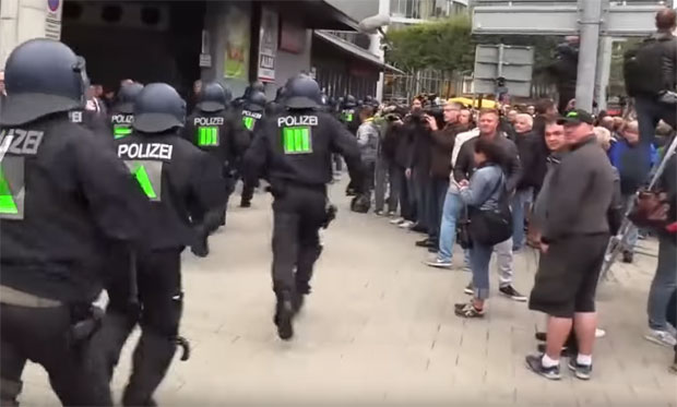 ТУЧА ЛЕВИЧАРА И ДЕСНИЧАРА: Деветоро повређено у сукобу демонстраната у Кемницу