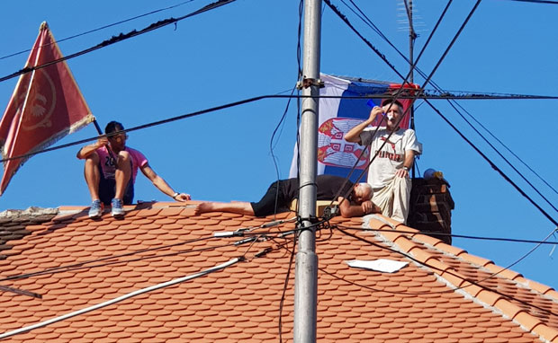 РЕЗЕРВИСТИ ПРОТЕСТВУЈУ НА КРОВУ: Љубомир Брадић себи поломио четири прста!