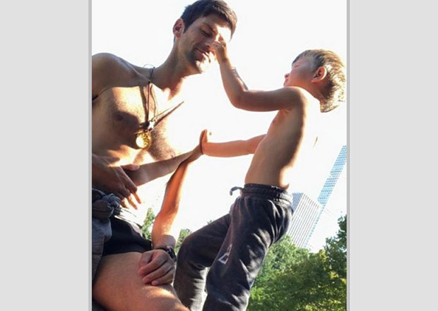 Ђоковић у парку скинуо мајицу