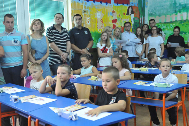 Краљевачки ђаци прваци са осмехом у клупе, радују се школи