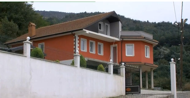 ИСТРАГА О МАСАКРУ У ДЕБРУ: На спавању убила родитеље и сестру!