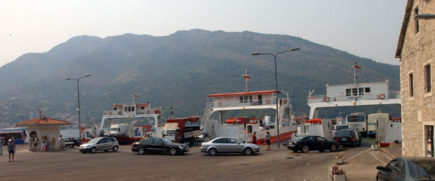 СРПСКЕ ТУРИСТЕ НЕ БРИНЕ ШТРАЈК НА ТРАЈЕКТИМА: До копна у Грчкој преко везе 