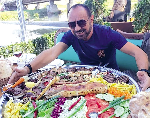 Миле пригрлио овал