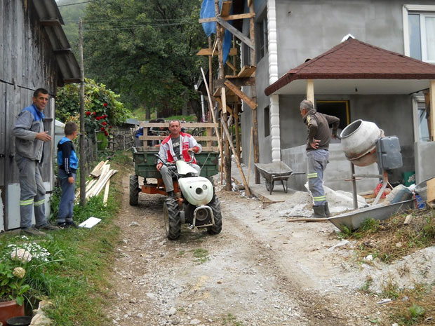 ЈЕДНИ ГРАДЕ ЦРКВУ, ДРУГИ ЏАМИЈУ: Суживот на верском испиту за житеље Црнуговића