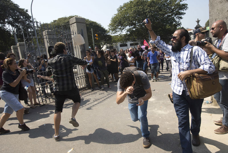 ПОСЛЕ ПОЖАРА У РИО ДЕ ЖАНЕИРУ: Полиција испалила сузавац на окупљене испред музеја (ФОТО)