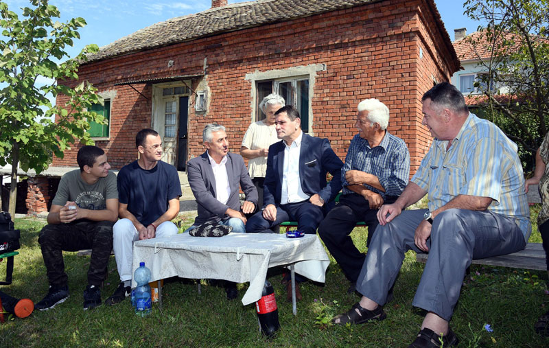 ПОМОЋ ВОЈНИКУ: Дејану ниче кућа из темеља