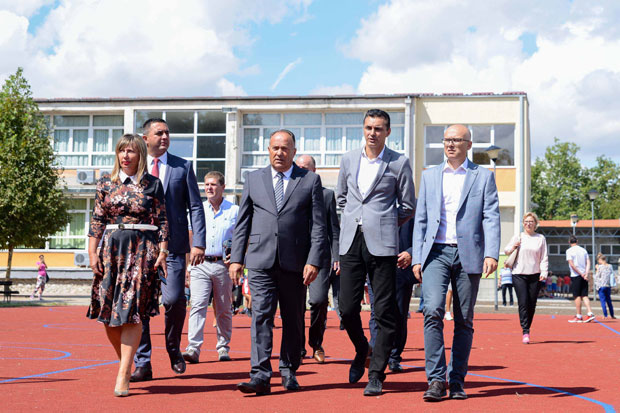 ШАРЧЕВИЋ ОБИШАО ОШ НИКОЛА ТЕСЛА У НОВОМ САДУ: Бољи услови за ђаке и наставнике