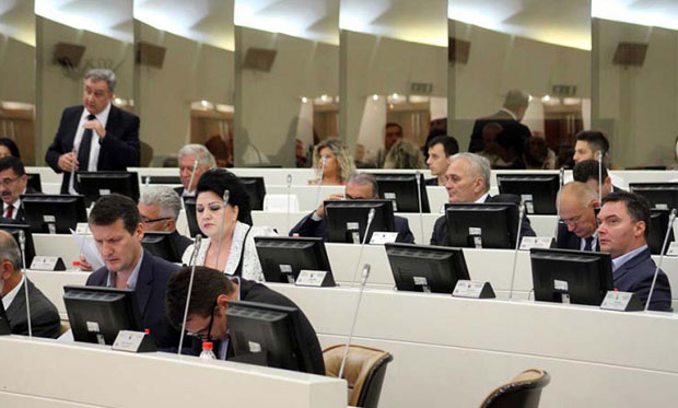 БУРНО У САРАЈЕВСКОМ ПАРЛАМЕНТУ: Мектић преживео смену