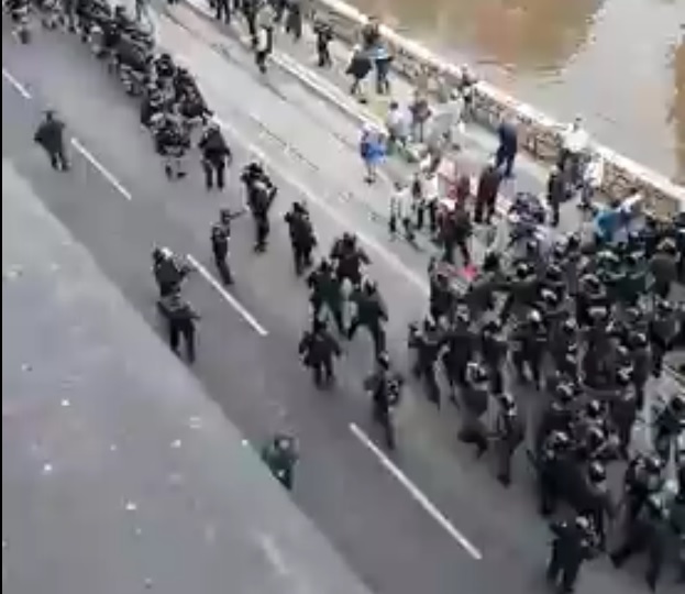 СУКОБИ У САРАЈЕВУ: Повређено 30 бораца, четири специјалца, двоје људи ухапшено (ВИДЕО)