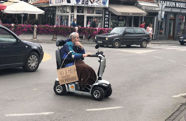 ЗАПОЧЕО ПРОТЕСТ У НОВОМ ПАЗАРУ: Професор у колицима тражи правду