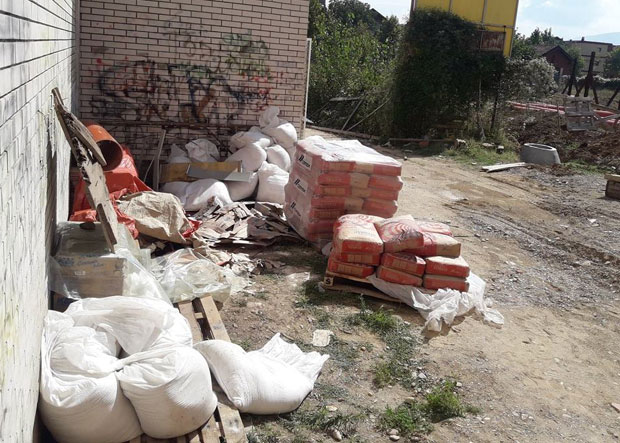 ШКОЛА ВЕЋ ШЕСТ ГОДИНА ГРАДИЛИШТЕ: Ђаци и зидари предуго другари