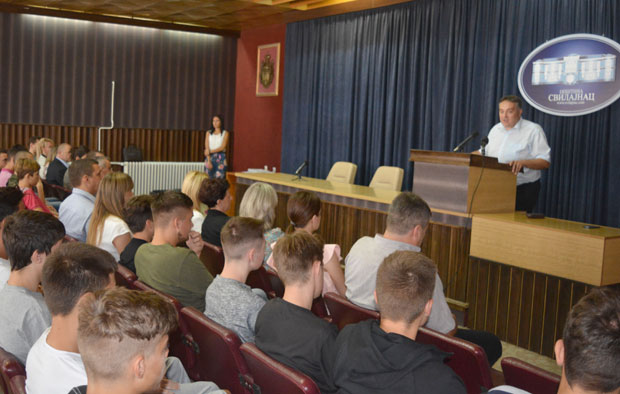 ДОБРА ПРАКСА ДУАЛНОГ ОБРАЗОВАЊА: Из школе на радно место