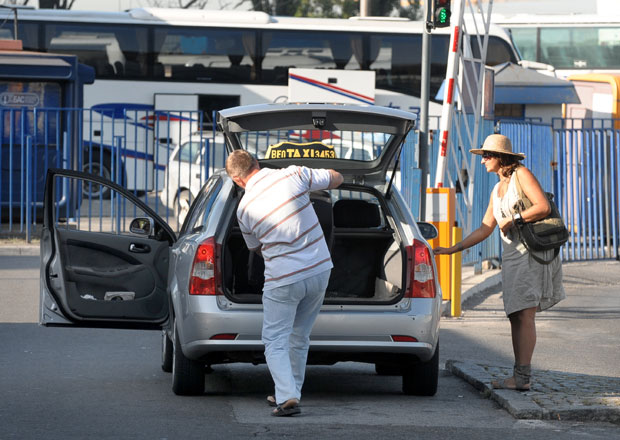 Таксисти наплаћују по 100 динара за један кофер! 