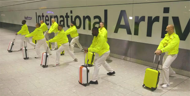 У ЧАСТ ФРЕДИЈА МЕРКЈУРИЈА: Плесна тачка на аеродрому (ВИДЕО)