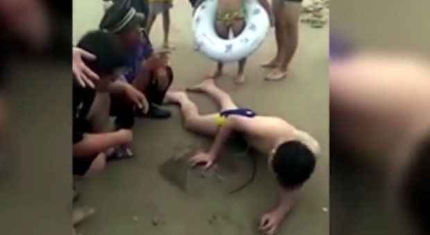 ПОГЛЕДАЈТЕ: Ража га убола у гениталије, био у агонији од болова (ВИДЕО)