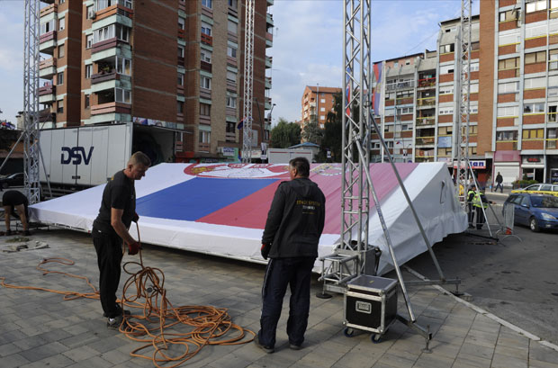 РЕПОРТЕРИ НОВОСТИ У КОСОВСКОЈ МИТРОВИЦИ: У граду је мирно, у току припрема бине за сутрашњи митинг