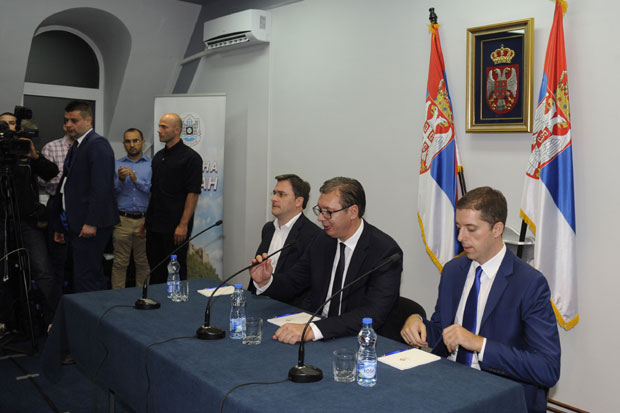 ЗАВРШЕН ПРВИ ДАН ВУЧИЋЕВЕ ПОСЕТЕ: Далеко смо од договора са Албанцима, али стижу бољи дани за наш народ (ФОТО/ВИДЕО)