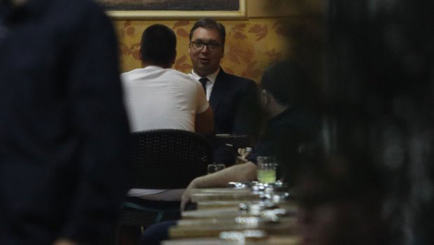 Председник Вучић у посластичарници у центру Митровице после напорног дана на северу Косова