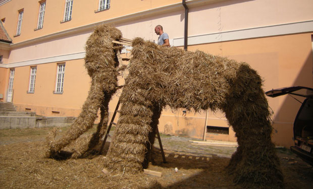 Скулптура мамута од сламе