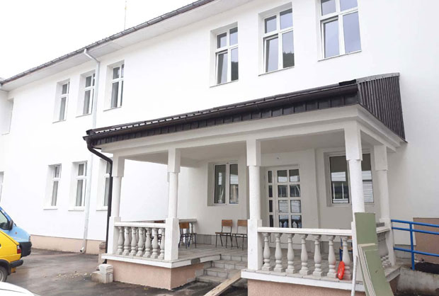 У клупама са закашњењем
